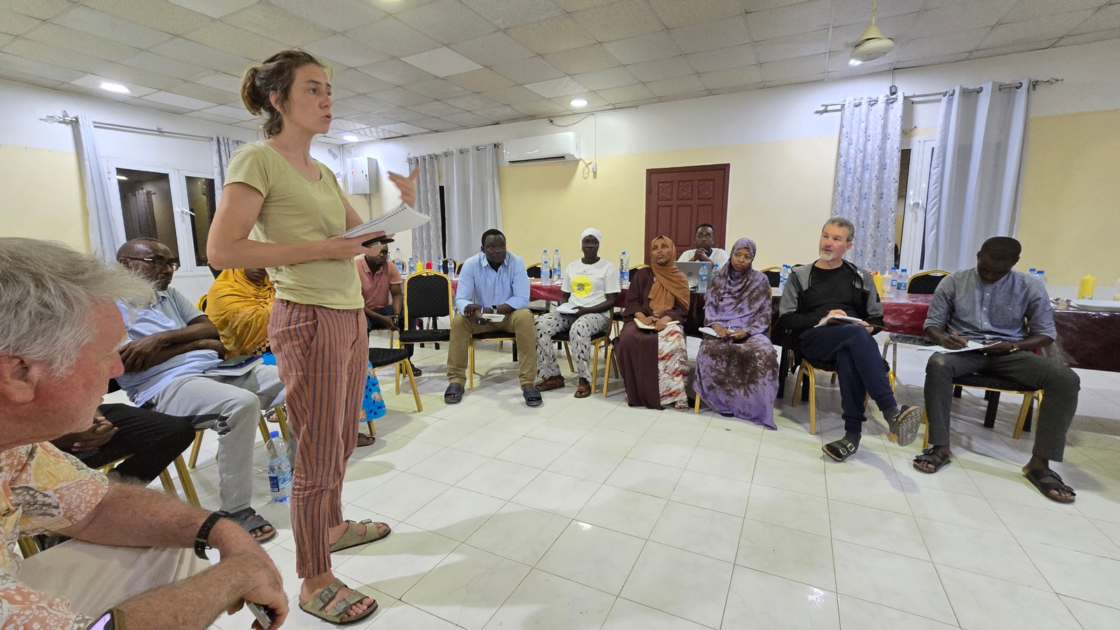 Participants réunis pour une discussion scientifique en atelier